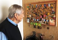 Sverre Ruud foran noen av sine medaljer fra sine idrettsbragder.