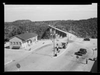 Svinesundsbrua og den svenske tollstasjonen, sett nordover fra svensk side. Foto: Jac Brun (1957).