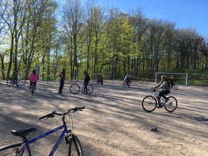 Som en del av Groruddalssatsningen, tilbød Bydel Bjerke sykkelkurs med Syklistenes Landsforening og sykkelinstruktører fra Aktive Kvinner i Bjerke på Linderud skole. Det er flere personer som sykler i alle kanter på grusbanen til Linderud skole, som du kan finne ved SFO og barnetrinnet på Linderud skole.