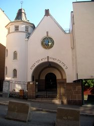 Synagogen i Bergstien med Davidsstjerne i vinduet over inngangen (se bilde fra innsida over). Foto: Grzegorz Wysocki (2007).