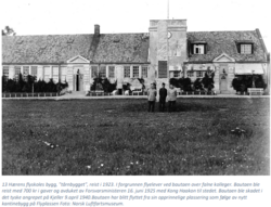 Hagens leilighet lå i Hærens flyskoles bygning, på høyre side av tårnbygget fra 1923, foto fra 1925.