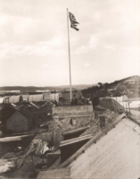 Tårnet med luftvernstilling i april 1940. Både det norske flagget og hakekorsflagget på stangen. Fotokilde Jo Bakken.