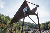 Den 2300 meter lange tømmerrenna fra Haugsjå dam og forbi Bøylefoss kraftverk. Foto: Dag Endre Opedal/Norsk Vasskraft- og Industristadmuseum (2016).