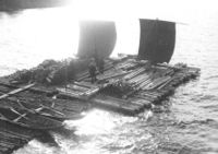Tømmerflåte med seil. Bildet er tatt fra Ekernsund bro rett etter passering av Sundet