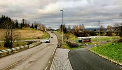 Bråteveiens kryss med Tømteveien nærmest og Nordens vei ved den grønne bussen. 2023.