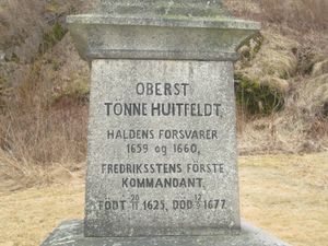 Tønne Huitfeldt minnesmerke Halden.JPG