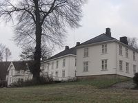 Storgaten 54 i Tønsberg (nærmest) var Svend Foyns bolig. Foto: Stig Rune Pedersen