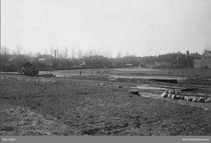 Tønsberg stasjon Tønsberg-Eidsfossbanens stasjonsbygning med omgivelser.jpg