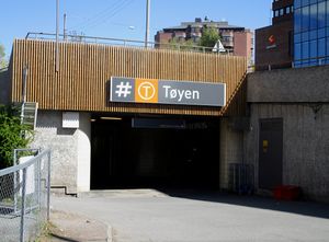 Tøyen t-banestasjon inngang 2015.jpg