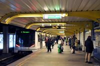 Grønland stasjon med tog type MX3000. Foto: Roy Olsen (2009).