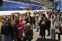 Løren stasjon med fullt åpningstog. Foto: Roy Olsen (2016).