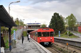 Tog med vogner av type 1300 ankommer stasjonen. Foto: Roy Olsen (2009).