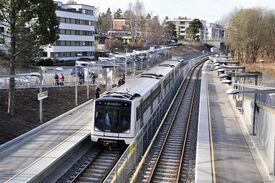 Stasjonen etter oppgraderingen i 2013, med tog av typen MX3000. Foto: Roy Olsen (2015).