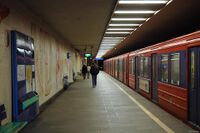 Stovner stasjon på T-banen ligger i tilknytning til senteret. Foto: Roy Olsen (2007).