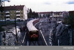 T-banens første tog ankommer Bergkrystallen med kong Olav V ombord. Jomfruturen fant sted 22. mai 1966. Foto Bjørn Isachsen.
