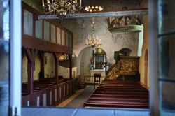 Kirken er kjent for sitt vakre interiør, med flere gjenstander fra 1600- og 1700-tallet. Foto: Karl Braanaas (2008).