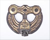 Sølvbeslag fra eldre jernalder funnet i en gravhaug på gården Mellom-Kvem, Østre Toten i 1871.