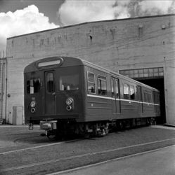 Oslo Sporveiers aller første T-banevogn serie T1 trilles ut fra Strømmens Værksted i 1964.