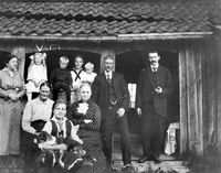 Familielag på Taarnet 1915. Foran Emma Taarnet, født 1900. Bak henne til venstre Anne Mathea Taarnet med sin eldre søster. Hilda Halvorsen f Taarnet står bak med sine to sønner og datteren Hedvig, med sin mann nærmest.