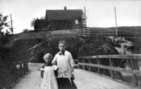 Wilhelm Halvorsen Tarrnets niese Hedvig og hans yngre søster Emma på brua over Sagelva med Taarnet i bakgrunnen 1914.
