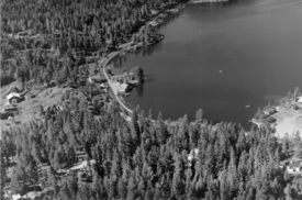 Tangen kafe midt på bildet, brant 18. november 1989. Idag rasteplass. Området til Ringnes i høyre bildekant. Foto: Otto Hansen/Widerøes Flyveselskap/Museene i Akershus (1955).