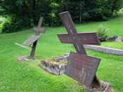 Eldre gravminner ved Tangen kirkegård. Foto: Stig Rune Pedersen