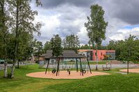Tårnåsen skole fotografert fra Fredrikshaldske Kongevei. Foto: Leif-Harald Ruud (2021)