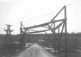 En av bærebukkene og beskyttelsesbru med nett over vei. Foto: Steinkjerleksikonet (ca 1910).