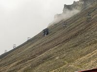 Skråning med taubanebukker ved Longyearbyen, fredede kulturminner fra den nedlagte gruvevirksomheten på Svalbard. Foto: Andreas Urdal (2024)