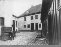 Nr. 19. Teatergata 19 fikk senere adresse Rosenkrantz' plass 1, og Rosenkrantz' plass fikk i 1966 navnet C.J. Hambros plass. Foto: Olaf Martin Peder Væring/Oslo Museum (1985-1900).