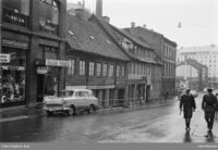 Motiv fra Teatergata før riving. Del av Togagården til venstre, videre mot høyre nr. 4-6 og nr. 8. Foto: Kari Paulsen/Oslo Museum (1966).