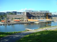 Grense mot nordvest: Teglverksdammen med Teglverket skole på andre siden. Foto: Ole Anders Flatmo (2015).