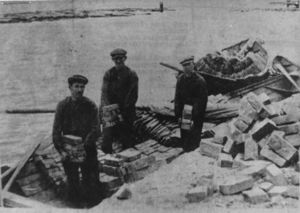 Teglverksarbeidere laster murstein avisutklipp ca 1920fra GGP1060163.JPG