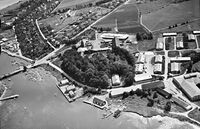 Fra Tønsberg-delen av Nøtterøy, med Teie hovedgård, Tønsberg Bryggeri og tyskerbrakker. Foto: Widerøres Flyveselskap]]/Vestfoldmuseene (1947).