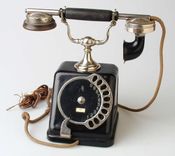 Telefon tilhørende den første helautomatiske telefonsentral i Norge, Siemens 1913. Kilde Norsk Teknisk Museum.
