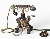 Telefonapparat, manuell, bordmodell med mikrotelefon ca. 1890. Foto: Finn Larsen/NTM