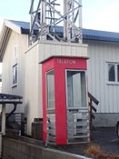 Telefonkiosk i sentrum av Fyresdal, ved "telefonsentralen". Foto: Knut Kjørkleiv (2015).