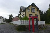 Telefonkiosk ved Romsdalsmuseet. Foto: Heidi Thöni Sletten (2016).