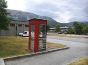 Telefonkiosk i Auragata på Sunndalsøra. Foto: Vidar Iversen (2018).