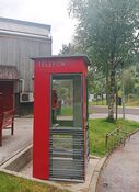 Telefonkiosk ved Sunnfjord museum i Førde. Foto: Knut Kjørkleiv (2024)