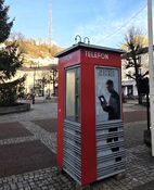 Telefonkiosk ved torget i Arendal. Foto: Knut Kjørkleiv (2025)