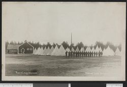 Eksersis og teltleir på Terningmoen, 1910–1915. Foto: Carl Normann