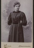 Thekla Resvoll, med kniv i beltet, fotografert på 1890-tallet. Foto: Axel Leverin/Nasjonalbiblioteket