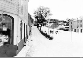 Nr. 3 i høyre bildekant, med Wasmuthbakken videre. Til venstre Skippergata 2 og Thomas Aasgaards gate. Foto: Tidens Krav/Nordmøre museum (1970–1994).
