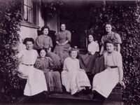 Sommeren 1915: Prestefrue Thora Susanne Møller med døtre og deres venninner.