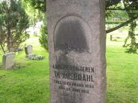 4. Thorleif Auerdahl gravminne.jpg