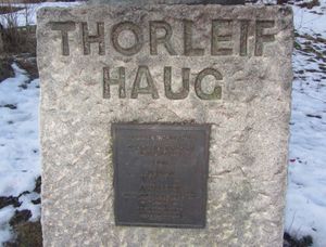 Thorleif Haug detalj statue Drammen.jpg