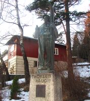 Statue av Thorleif Haug i Drammen , nær innkjøringen til Spiralen, utført av Per Palle Storm, avduket av kronprins Olav i 1946.