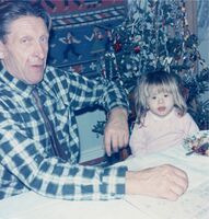 Onkel Thorleif på besøk på Svartskog, jula 1969. Siri Iversen, nesten 3 år, underholder den populære gjesten som gjerne hadde med seg en bærepose med sjokolade når han kom på besøk. Foto: Ellen Iversen