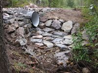 Timrudbekken bru vart utvida nedstraums i 2009 med eit stort røyr. (Foto: Olav Momrak-Haugan, 2009)